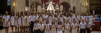 Los niños de la Hermandad apadrinaron la Coronación