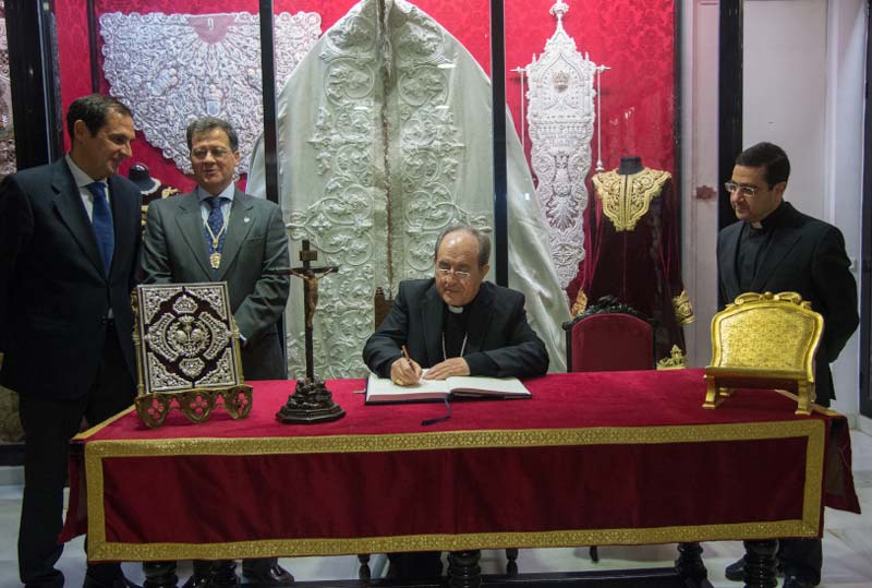 20161202 FirmaLibroHonorArzobispo1I