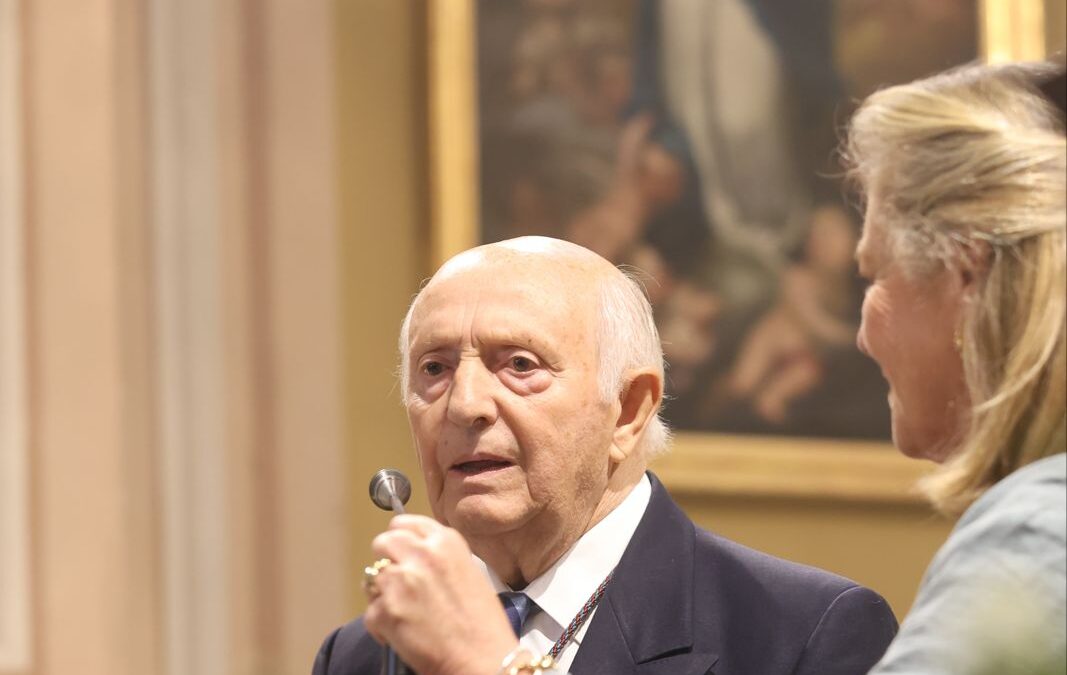 Reconocimiento de José Mateos como Hermano de Honor